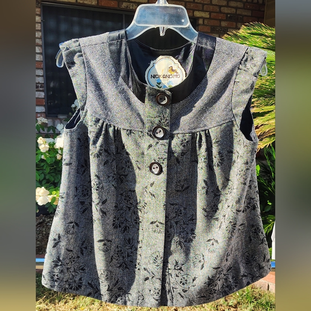 Nick & Mo Gray Sleeveless Top with Floral Pattern